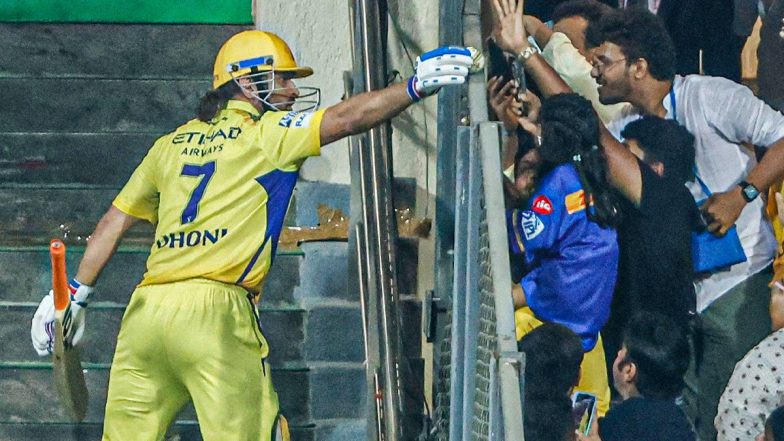 MS Dhoni Gives Ball to Young Fan: हार्दिक पंड्या के खिलाफ छक्कों की हैट्रिक लगाने के बाद एमएस धोनी ने युवा प्रशंसक को दी गेंद, तस्वीर हुई वायरल