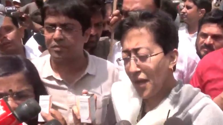Video : तिहाड़ जेल के बाहर सीएम केजरीवाल के लिए हाथों में इंसुलिन लेकर पहुंचे आम आदमी पार्टी के नेता और समर्थक