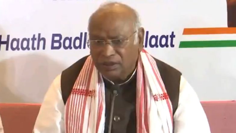 Guwahati:असम में पीएम पर बरसे मल्लिकार्जुन खड़गे,कहा -वो देशभक्ति की बातें करते है, देश की आजादी के लिए बीजेपी लड़ी नही है -Video