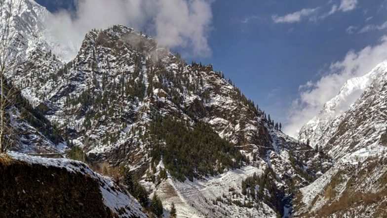 Yellow Alert in Himachal: हिमाचल प्रदेश में बारिश और बर्फबारी से 104 सड़कें अवरुद्ध, येलो अलर्ट जारी