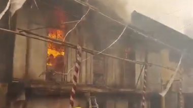 Pune: शहर के बुधवार पेठ इलाके में लगी आग पर समय रहते फायर ब्रिगेड की टीम ने पाया काबू - Video
