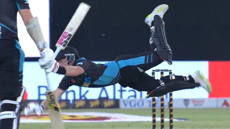 PAK vs NZ मैच के दौरान टिम सीफर्ट ने फुल-स्ट्रेच डाइव शॉट खेला, वीडियो हुआ वायरल
