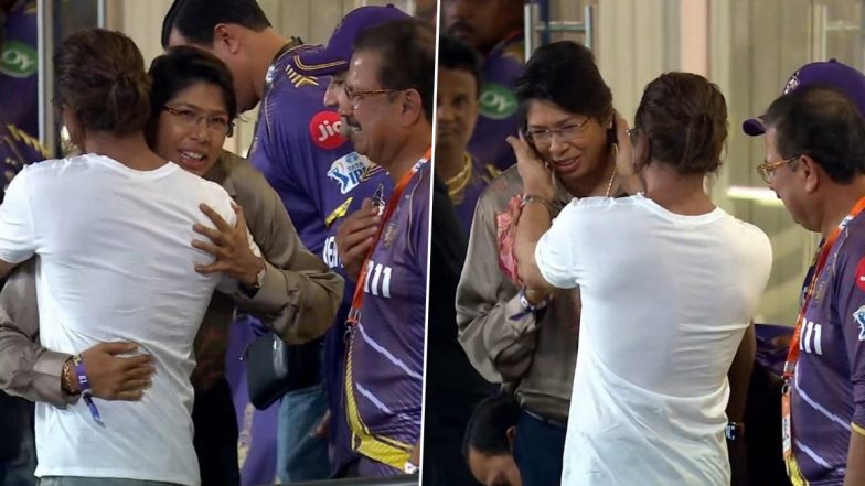 Shah Rukh Khan Meets Jhulan Goswami: RR के खिलाफ IPL 2024 मैच के दौरान ईडन गार्डन में लीजेंड झूलन गोस्वामी से मिले शाहरुख खान, देखें वीडियो 