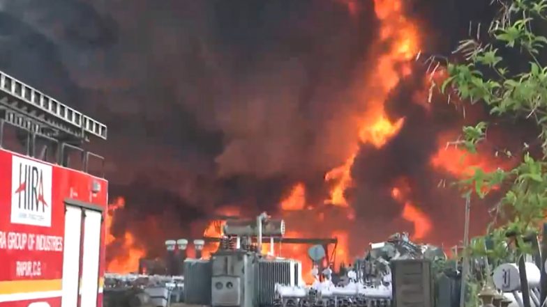 Chhattisgarh Fire Video: भीषण आग की चपेट में आई रायपुर के कोटा में बिजली डिस्ट्रीब्यूशन कंपनी, बचाव कार्य में जुटे पुलिस और अग्निशमन टीम, देखें वीडियो