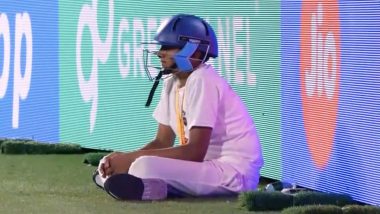 Ball Boys Wear Helmet: DC बनाम SRH IPL 2024 मैच के दौरान ट्रैविस हेड, जेक फ्रेजर-मैकगर्क की शॉट्स से बचने के लिए बॉल बॉय ने हेलमेट पहना रहे तैनात, देखें तस्वीरें