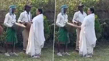 CM Mamata Banerjee Plays Drum: बंगाल की सीएम ममता बनर्जी ने जलपाईगुड़ी में आदिवासियों से मुलाकात करने के दौरान बजाय ढोल, देखें वीडियो