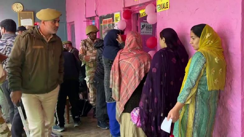 Chenab Votes Defy Rain: चिनाब घाटी में बारिश भी नहीं रोक पाई मतदाताओं का उत्साह, महिलाओं ने बढ़-चढ़कर डाला वोट, देखें वीडियो