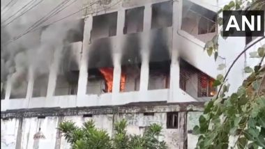 Vijayawada Godown Fire Video: विजयवाड़ा में गोदाम में लगी भीषण आग, दमकलकर्मी आग बुझाने में जुटे