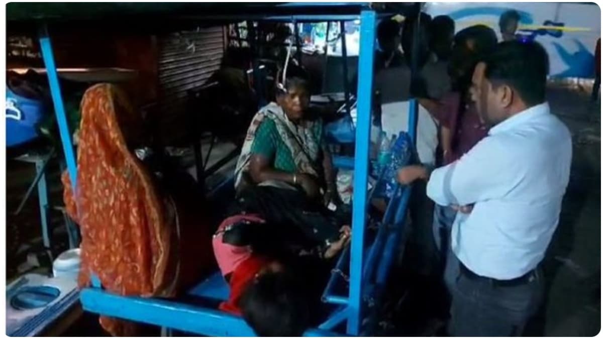 UP: नाबालिग बेटी प्रेमी के साथ भागने की थी फ़िराक में, मां ने ठेले पर जंजीरों जकड़ा, लोगों ने पुलिस की मदद से छुड़ाया- देखें वीडियो