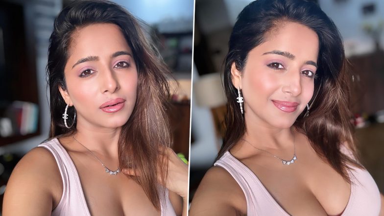Kate Sharma ने डीप नेक क्रॉप टॉप पहन दिए सेक्सी पोज, टीवी एक्ट्रेस की दिलकश अदाओं ने फैंस को बनाया क्रेजी (View Pics)
