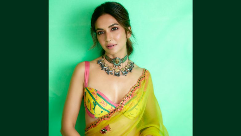 ट्रांसपेरेंट साड़ी में Kriti Kharbanda ने बिखेरा जलवा, एक्ट्रेस की खूबसूरती देख फैंस हुआ दीवाने (View Pic)