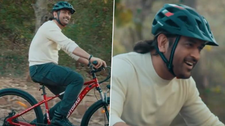 MS Dhoni Sings Bole jo Koyal: इलेक्ट्रिक साइकिल के&nbsp;एड&nbsp;में नए अवतार में दिखें एमएस धोनी, पूर्व कप्तान ने गाए बोले जो कोयल बागों में, देखें वायरल वीडियो