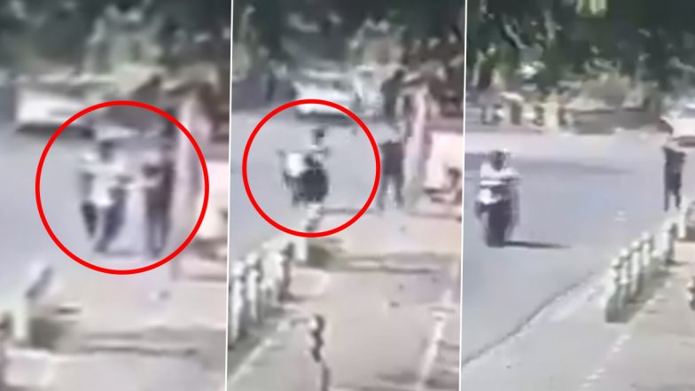 Mobile Theft Caught on Camera: यूपी में दिनदहाड़े बाइक सवार ने बैंक मैनेजर के मोबाइल छिनकर हुआ फरार, वीडियो CCTV में कैद