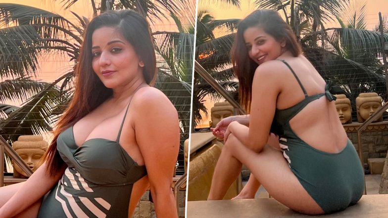 Monalisa ने सेक्सी मोनोकिनी पहन स्विमिंग पूल में लगाई आग, एक्ट्रेस की हॉटनेस ने बढ़ाया पारा (View Pics)