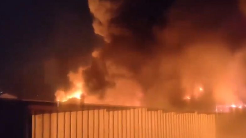 Pune Fire Video: पुणे के पिंपरी चिंचवड़ इलाके में लगी भीषण आग, करीब 150 कबाड़ की दुकानें जलकर खाक