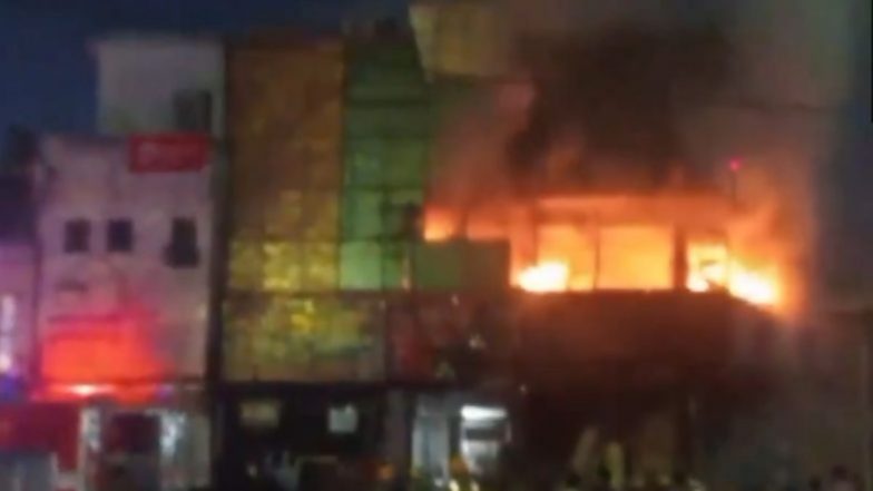 Aligarh (UP) Fire Video: अलीगढ़ स्थित रेस्तरां में शॉर्ट सर्किट से लगी आग, एक व्यक्ति झुलसा