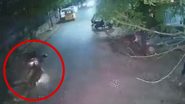 Video: तमिलनाडु के मदुरै में कम रोशनी के चलते स्कूटर सवार महिला और उसकी बेटी मैनहोल के ढक्कन से टकराकर गिरे, जान जाते-जाते बची!