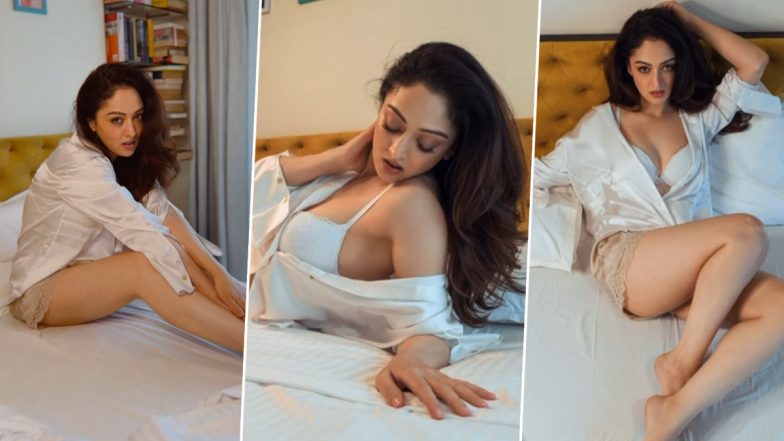 Sandeepa Dhar ने बेडरूम में कराया हॉट फोटोशूट, एक्ट्रेस के किलर पोज देख घायल हुए फैंस (Waatch Video)