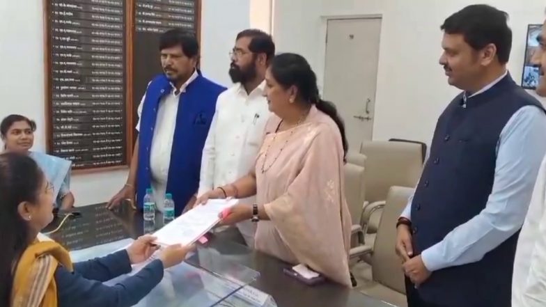 बारामती सीट पर ननद Vs भाभी! अजित पवार की पत्नी सुनेत्रा पवार ने भरा नामांकन, देखें वीडियो