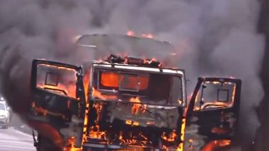 UP Police Van Fire Video:  यूपी में बड़ा हादसा टला, महिला कैदियों को लखनऊ जिला जेल से कोर्ट ले जाते समय पुलिस वैन में लगी आग, सभी सुरक्षित