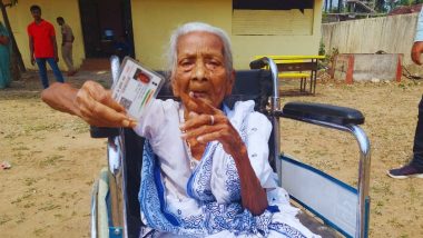 Election 1st Phase Voting: महाराष्ट्र के गढ़चिरौली में 111 साल की बुजुर्ग महिला ने दिखाया जज्बा, मतदान केंद्र जाकर डाला वोट (Watch Video)