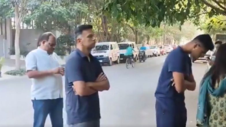 Lok Sabha Election 2024: टीम इंडिया के हेड कोच राहुल द्रविड़ ने लाइन में लगकर डाला वोट, फैंस बोले- एक ही दिल है साहब कितनी बार जीतोगे (Watch Video)