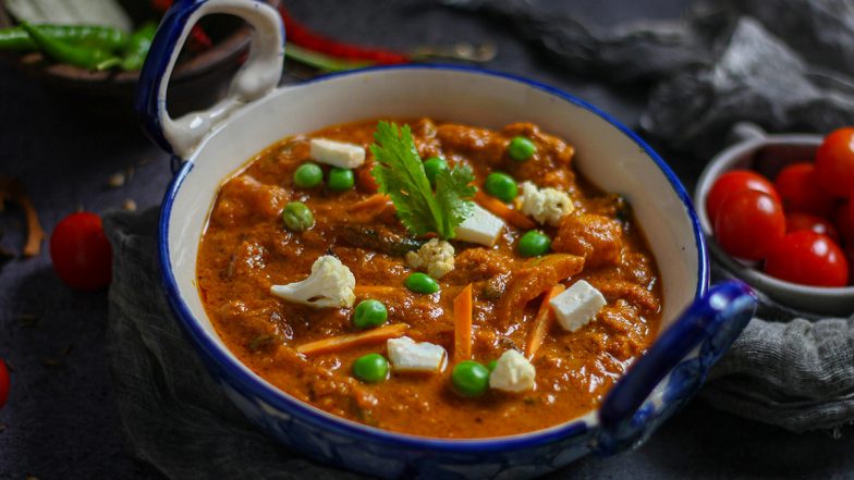 Pure Vegetarian Indian Dishes: पाकिस्तान के कराची में लोगों को पसंद आ रहे हैं ‘शुद्ध शाकाहारी भारतीय व्यंजन’ होटलों में उमड़ने लगी भीड़!