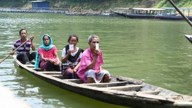 Tripura: धलाई जिले में नाव से वोट डालने पहुंचे मतदाता, नदी पार कर पहुंचे बूथ | Pics