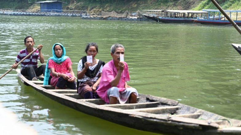 Tripura: धलाई जिले में नाव से वोट डालने पहुंचे मतदाता, नदी पार कर पहुंचे बूथ | Pics