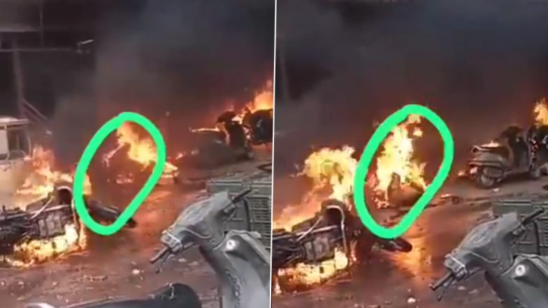 Royal Enfield Blast in Hyderabad: हैदराबाद में आग लगने के बाद बाइक में हुआ विस्फोट, 10 लोग घायल- Video