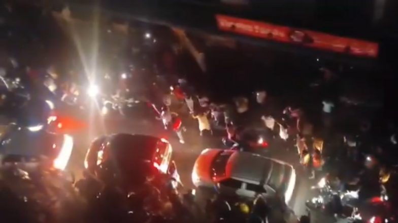 Video: बेंगलुरु की सड़क पर सुबह 3 बजे RCB के प्रशंसकों ने लगाए 