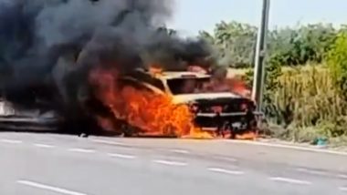 Car Catches Fire Video: सड़क पर दौड़ रही कार में लगी भीषण आग, ड्राइवर की सतर्कता ने बचाई यात्रियों की जान