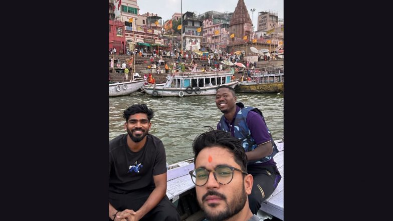 KKR Players Visit Kashi Viswanath Temple: इमरजेंसी में&nbsp;केकेआर की फ्लाइट वाराणसी डाइवर्ट होने के बाद काशी विश्वनाथ मंदिर के दर्शन किए&nbsp;मनीष पांडे, शेरफेन रदरफोर्ड समेत कई खिलाड़ी