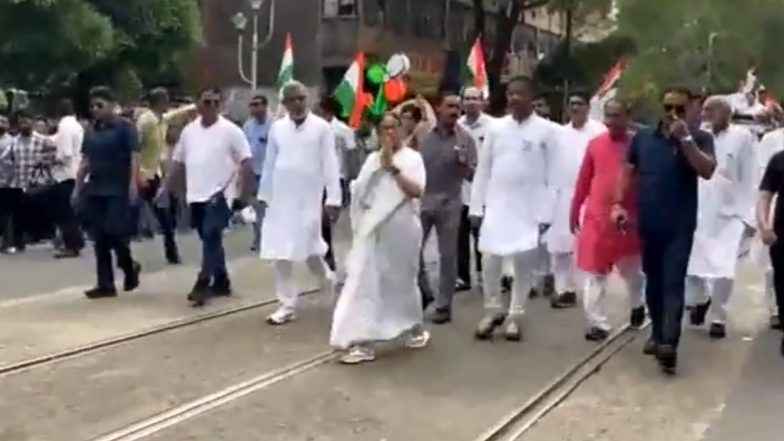 CM Mamta Benerjee: कोलकाता में सीएम ममता बनर्जी ने किया रोड शो, सैकड़ो की तादाद में समर्थक और कार्यकर्ता रहे मौजूद -( Watch Video )