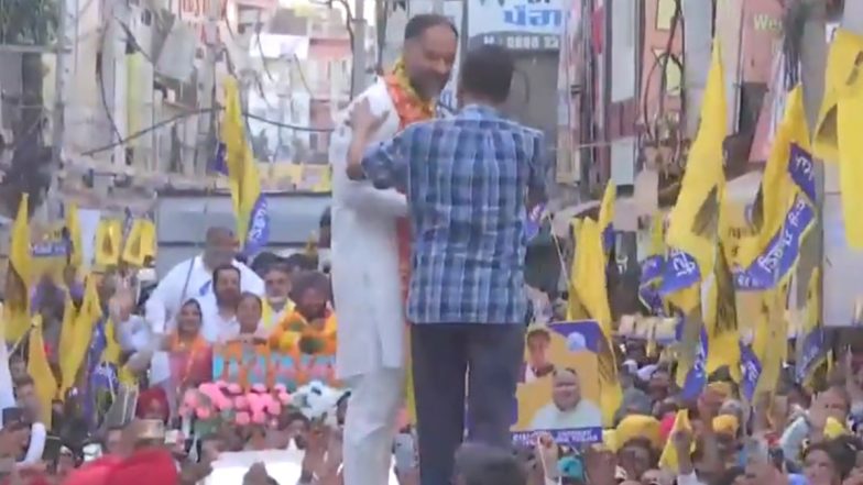 CM Kejriwal Roadshow: पंजाब के जालंधर में सीएम केजरीवाल ने पार्टी उम्मीदवार के लिए किया रोड शो -( Watch Video )