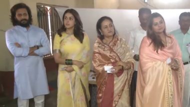 Lok Sabha Elections Phase 3 Voting: अभिनेता रितेश देशमुख और उनकी पत्नी जेनेलिया ने लातूर में किया मतदान, लोगों से की बढ़-चढ़कर वोटिंग की अपील- VIDEO