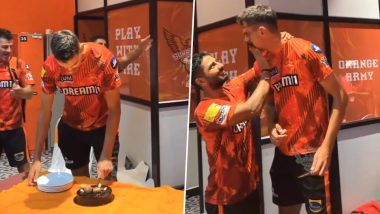 Marco Jansen Cuts Birthday Cake: मार्को जानसन ने सनराइजर्स हैदराबाद टीम के साथियों के साथ जन्मदिन का काटा केक, देखें वीडियो