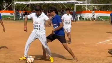 Telangana CM Revanth Reddy Playing Football: चुनाव और राजनीति से फुर्सत निकालकर सीएम रेवंत रेड्डी ने उठाया फुटबॉल का लुत्फ़ -Video