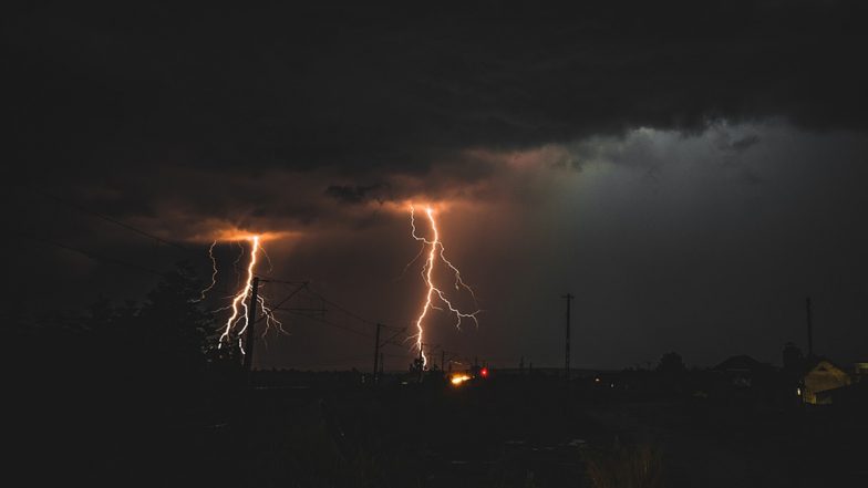 Maharashtra Rain: महाराष्ट्र के छह शहरों में तेज हवाओं और बारिश से हुआ बड़ा नुकसान, पेड़ की डाल गिरने से हुई एक की मौत