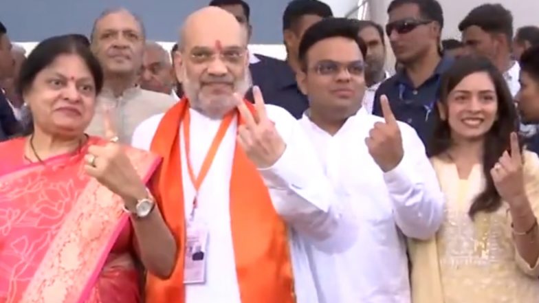 Amit Shah Casts Vote: केंद्रीय गृह मंत्री अमित शाह ने अपने परिवार के साथ अहमदाबाद में डाला वोट, लोगों से भी की मतदान की अपील- Watch Video