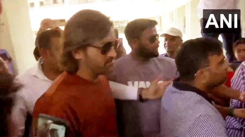 MS Dhoni Cast His Vote: रांची में महेंद्र सिंह धोनी ने डाला अपना वोट, पूर्व कप्तान को देख खुश हुए मतदाता, देखें वीडियो