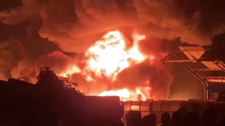 Bihar Fire Video: समस्तीपुर रेलवे स्टेशन के पास स्क्रैप गोदाम में लगी भीषण आग, लाखों का नुकसान!
