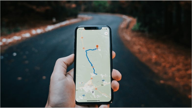 Google Maps पर भरोसा करना खतरनाक! केरल में गलत रास्ते की वजह से पानी में डूबी पर्यटकों की गाड़ी, बाल-बाल बची जान
