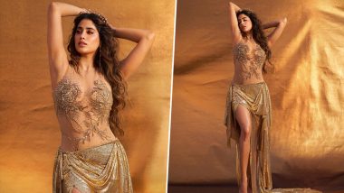 Janhvi Kapoor ने थाई-हाई स्लिट गोल्डन स्कर्ट पहन फ्लॉन्ट किया कर्व्स, हॉट तस्वीरें सोशल मीडिया पर हुईं वायरल (View Pics)   Janhvi Kapoor Flaunts Curves in Thigh-High Slit Golden Skirt, Hot Photos Go Viral on Social Media (View Pics)   Janhvi Kapoor Hot Pics: जाह्नवी कपूर वाकई जानती हैं सबका ध्यान कैसे अपनी ओर खींचना है. फैशन के मामले में उनका उल्लेखनीय नजरिया है और इसी वजह से उन्हें फैंस की ढेर सारी वाहवाही मिलती रहती है. जान्हवी हर तरह के स्टाइल को बखूबी बखान करती हैं, लेकिन ये भी कहा जा सकता है कि उन्हें चमचमाते कपड़ों से खास लगाव है. हाल ही में, उन्होंने अपने लेटेस्ट फोटोशूट के लिए एक पूरे गोल्डन एन्सेम्बल में सजकर धूम मचा दी है.उनकी हॉट तस्वीरें सोशल मीडिया पर तेजी से वायरल हो रही हैं.  तस्वीरों में जाह्नवी कपूर बिल्कुल अप्सरा सी लग रही थीं.उनके गोल्डन एन्सेम्बल में नेटेड टॉप था, जिस पर कढ़ाई का खूबसूरत काम किया गया था. साथ ही थाई-हाई स्लिट गोल्डन सेक्विन स्कर्ट.  कोहल से बने शार्प आंखों, लाल लिपस्टिक और ब्लश चीक्स के साथ उनका पूरा लुक बेहद खूबसूरत लग रहा था. उन्होंने अपने लुक को चंकी ईयररिंग्स और हेडबैंड के साथ पूरा किया.  इन तस्वीरों को शेयर करते हुए जाह्नवी ने लिखा, "इन द गार्डन ऑफ ईडन..."