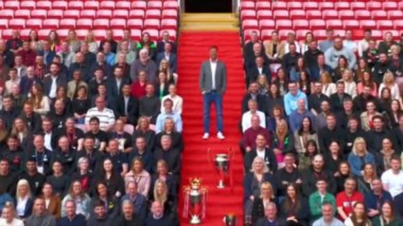 Jurgen Klopp With Liverpool Support Staff: जर्गेन क्लॉप ने एनफील्ड में लिवरपूल सपोर्ट स्टाफ के साथ खिंचवाई आखिरी तस्वीर, देखें वीडियो
