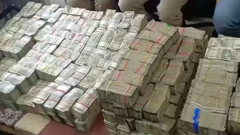 VIDEO: टैंपो पलटा और सड़क पर बिखर गए 7 करोड़ रुपये! नोटों की गड्डियां देख लोगों के उड़ गए होश