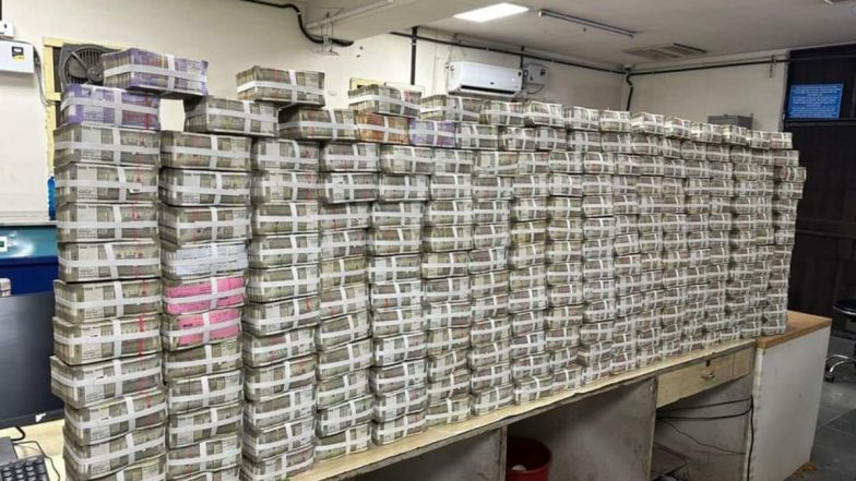 Income Tax Raid: महाराष्ट्र के नाशिक में आयकर विभाग की बड़ी कार्रवाई,&nbsp; ज्वेलर्स के घर फर्नीचर और दीवारों से जब्त किए 26 करोड़ कैश