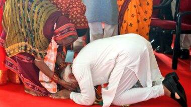 Lok Sabha Election 2024: पीएम मोदी ने ओडिशा में रैली दौरान एक बुजुर्ग महिला के पैर छुए, देखें दिल छू लेने वाली PHOTOS