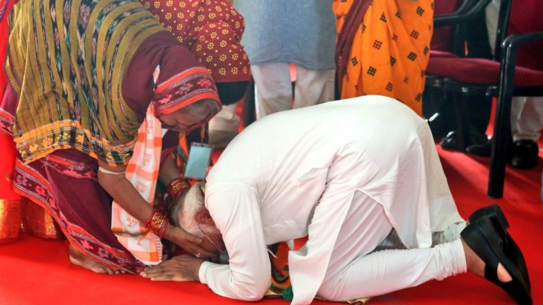 Lok Sabha Election 2024: पीएम मोदी ने ओडिशा में रैली दौरान एक बुजुर्ग महिला के पैर छुए, देखें दिल छू लेने वाली PHOTOS