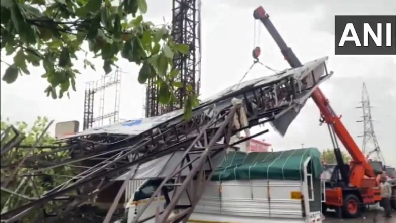 Pune Hoarding Collapse Video: मुंबई के बाद अब पुणे में आंधी के दौरान गिरा होर्डिंग, हादसे में पिकअप वाहन हुआ क्षतिग्रस्त